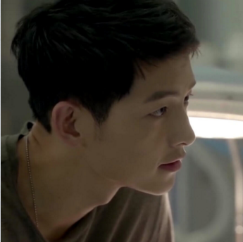 宋仲基举牌照生成器手机版