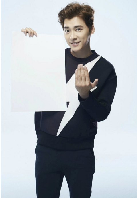 李易峰举牌照空白素材