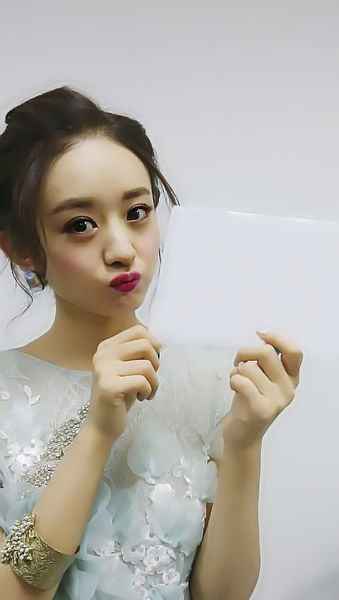 赵丽颖举牌照空白素材