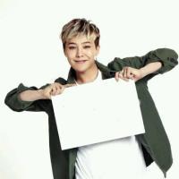 权志龙举牌照空白素材