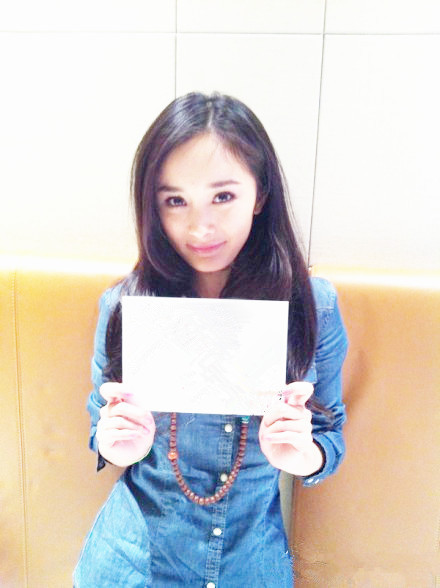 杨幂举牌照空白素材