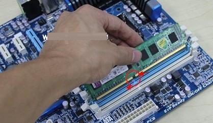 安装内存时对好主板上的放呆接口,然后安装进去就行了